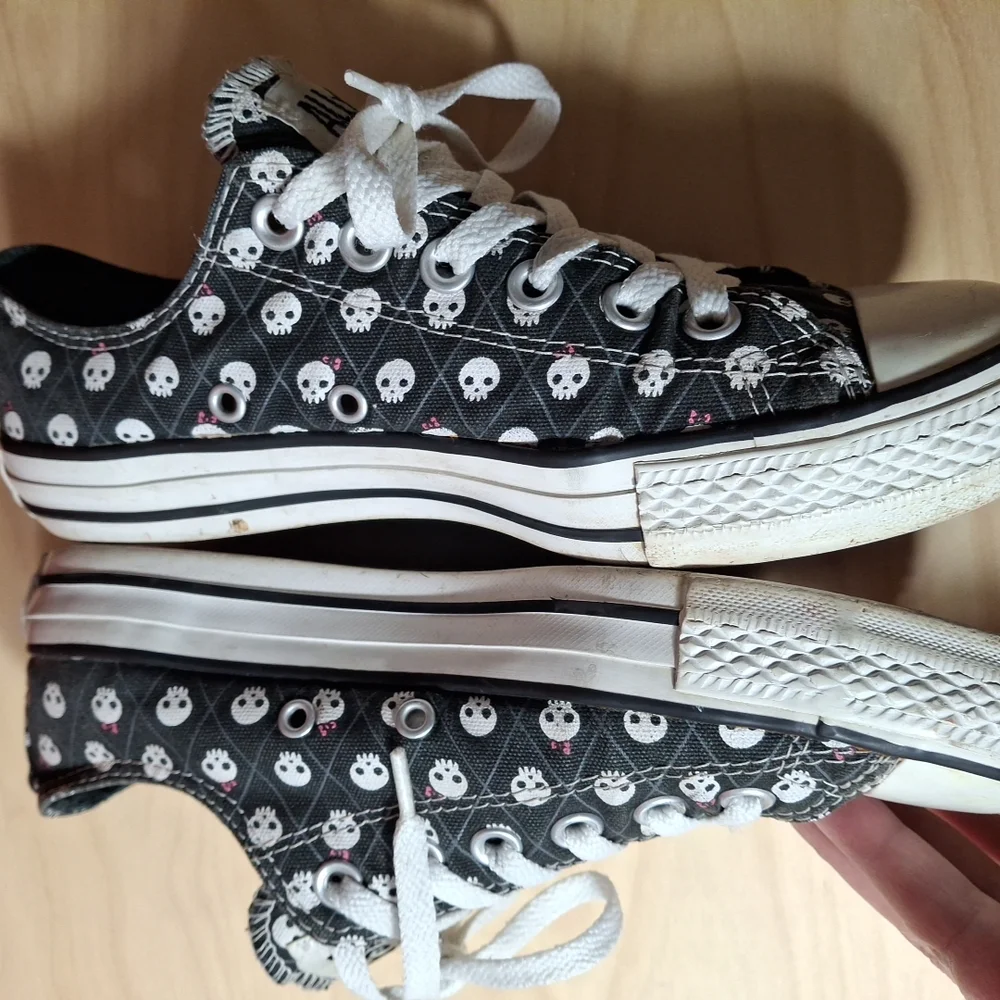 Converse Allstars Lo Top Sneakers Black w/ Mini White Skulls Women 7 - Picture 4 of 12